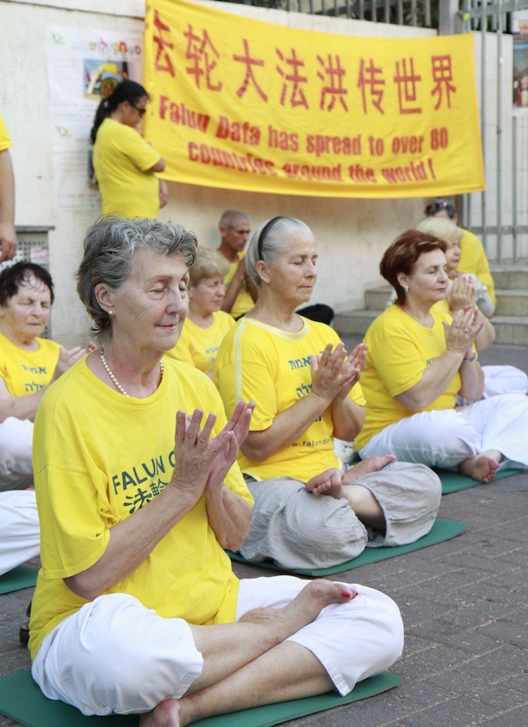 Tel Aviv. About 80 participated in the rally to mark the 12 anniversary to the persecution of Falun Gong in front of the Chinese embassy.  (Tikva Mahabad /The Epoch Times)
