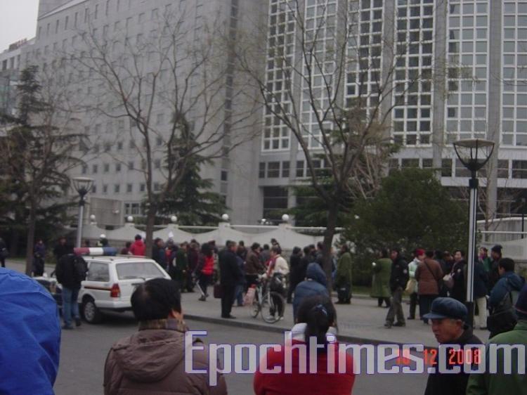 Representatives of the groups wait to submit the petition to the Ministry of Foreign Affairs. (The Epoch Times)