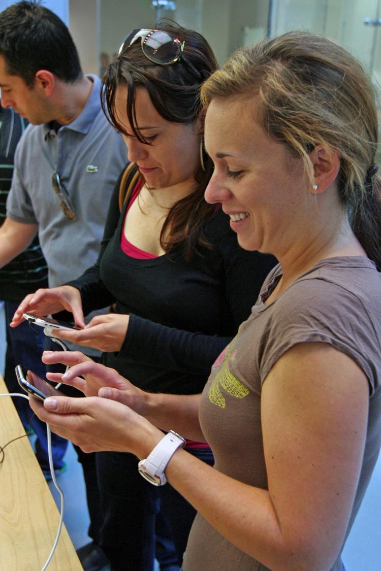 Canadians are spending more time each week on the computer than watching television. (The Epoch Times)