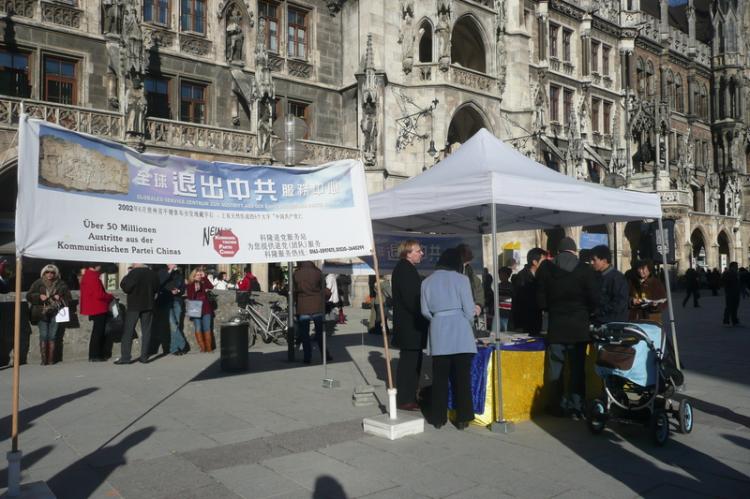 Worldwide Action: A Tui Dang Information Table at Munich's Marienplatz on February 28, 2009.  (Mihai Bejan/The Epoch Times)