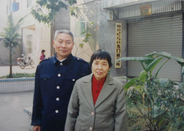 Jiang Xiqing, pictured above with his wife before his death. Two Beijing lawyers were beaten Wednesday for investigating the sudden death of Jiang Xiqing. (Clearwisdom.net )