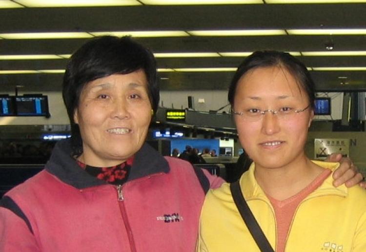 Zhu Lijin (left) and her daughter Salina Wang in Beijing 2001. (Photo courtesy of Salina Wang)