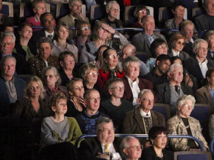 Audience watching the Shen Yun Performing Arts show. (Matthias Kehrein/The Epoch Times)