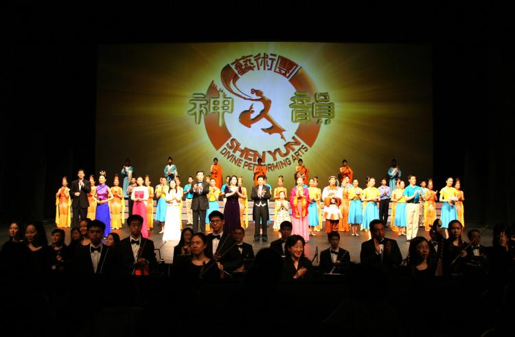 Curtain call at the New London Theatre on Saturday, March 7. (Roger Luo/The Epoch Times)