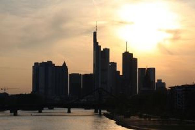 Frankfurt at dusk. The Shen Yun Performing Arts is hosted by the German Finanzmetropole. (Christoph Lenart/Pixelio)