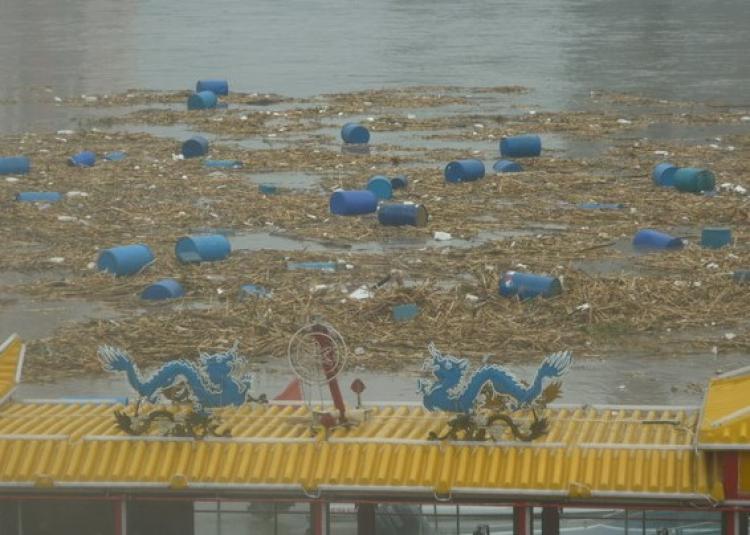 Seven thousand barrels leaking harmful chemicals are on the loose in the northeast's Songhua River. (Secret China)