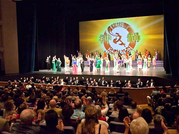 Curtain call in the Forum am Schlosspark. (Jason Wang/The Epoch Times)