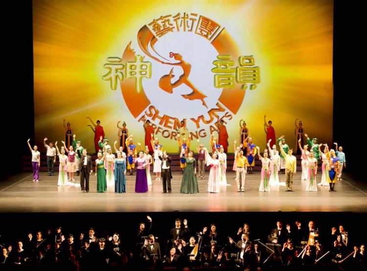 PERFECT BLENDING: The Shen Yun Orchestra plays to the rhythm of the story and dancing on stage and does not focus exclusively on its own performance. The image shows the final scene in this year's Jan. 7 performance at Lincoln Center in Manhattan. (Larry Dai/The Epoch Times)