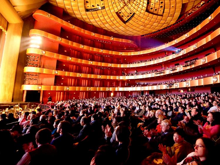 Shen Yun Performing Arts New York Company receives applause at Lincoln Center, on Saturday. (Dai Bing/The Epoch Times)