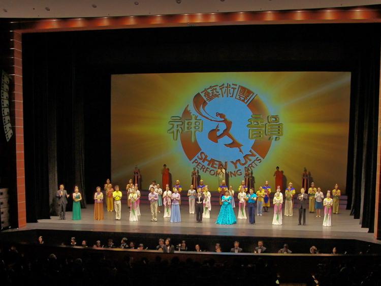 Shen Yun Performing Arts' curtain call in Daegu, South Korea. (The Epoch Times)
