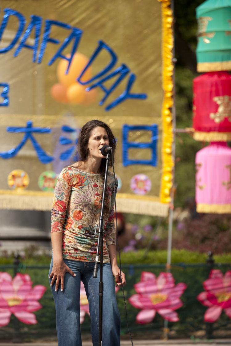 A performer sings at World Falun Dafa Day celebration at Union Square on Friday, May 13. (Ed Dai/The Epoch Times)