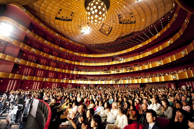 Shen Yun Performing Arts curtain call 