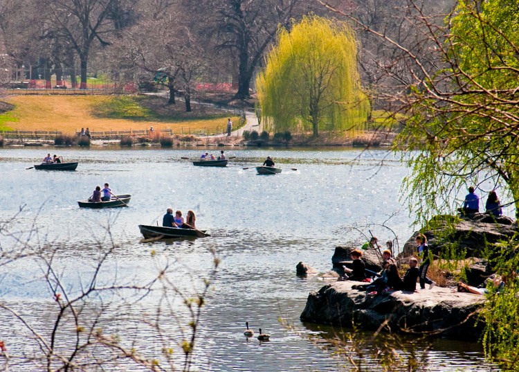 People enjoy warm weather in March by taking a relaxing rowboat ride on the lake in Central Park. (Ben Chasteen/The Epoch Times)
