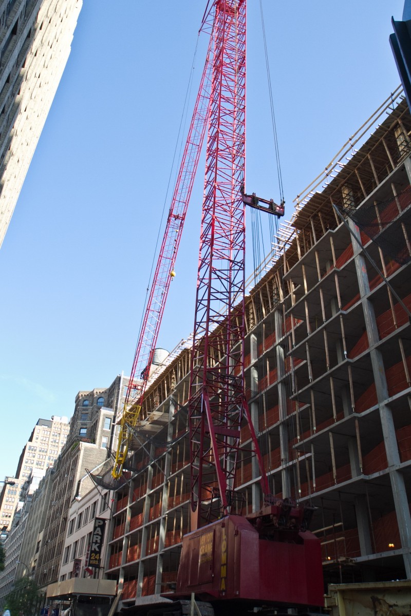 A crane from the company LOMMA on the corner of 26th Street and Eighth Avenue on Thursday. (Benjamin Chasteen/The Epoch Times) 