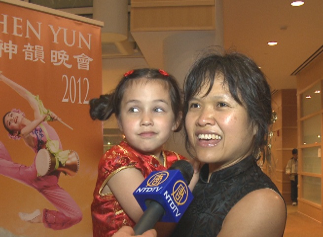Jewel Nichols and her 7-year-old daughter attend Shen Yun
