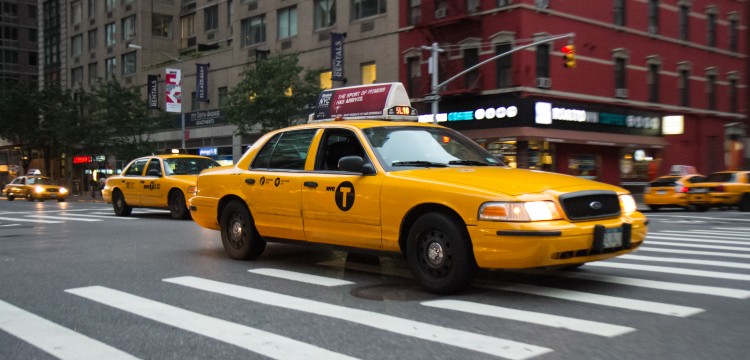  Uber, a tech company that provides taxi hailing applications, announced Oct. 16 it would shut down its yellow taxi hailing application (app), which regulators have criticized for running quasi-legally. (Benjiman Chasteen/The Epoch Times) 