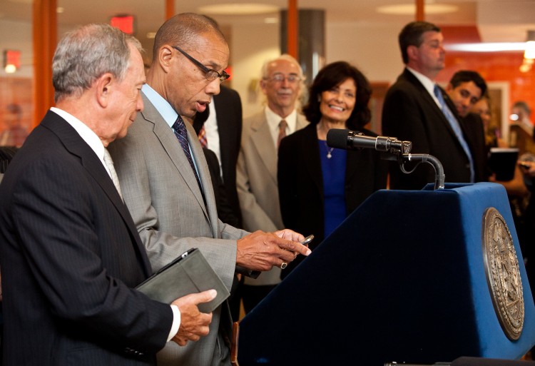  Schools Chancellor Dennis Walcott signs up for the New York City's text messaging system. (Amal Chen/The Epoch Times) 