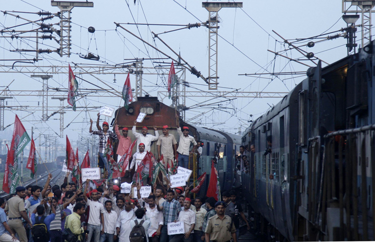 Samajwadi Party workers attempt to stop trains