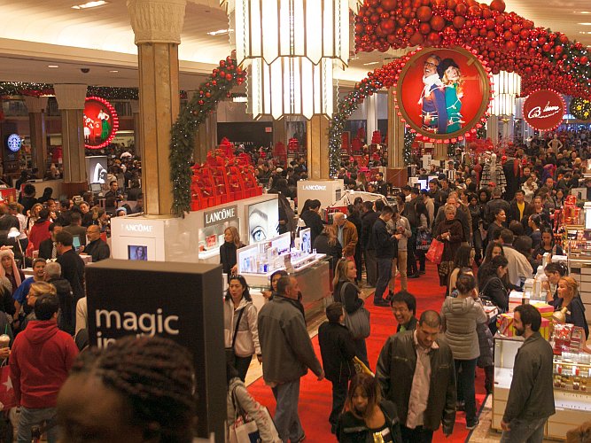 Customers fill the first floor of Macy's flagship store on 34th St. in New York City on Black Friday, Nov. 23. (Benjamin Chasteen/The Epoch Times) 