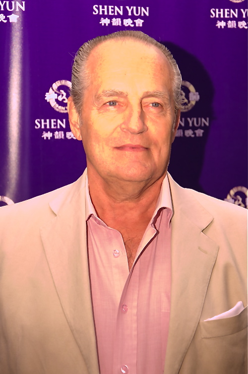 Mr. Casabal Elia attended Shen Yun Performing Arts