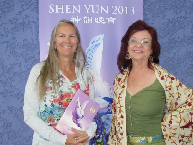 Jeanne Miller (L) and Sami Jack enjoy Shen Yun