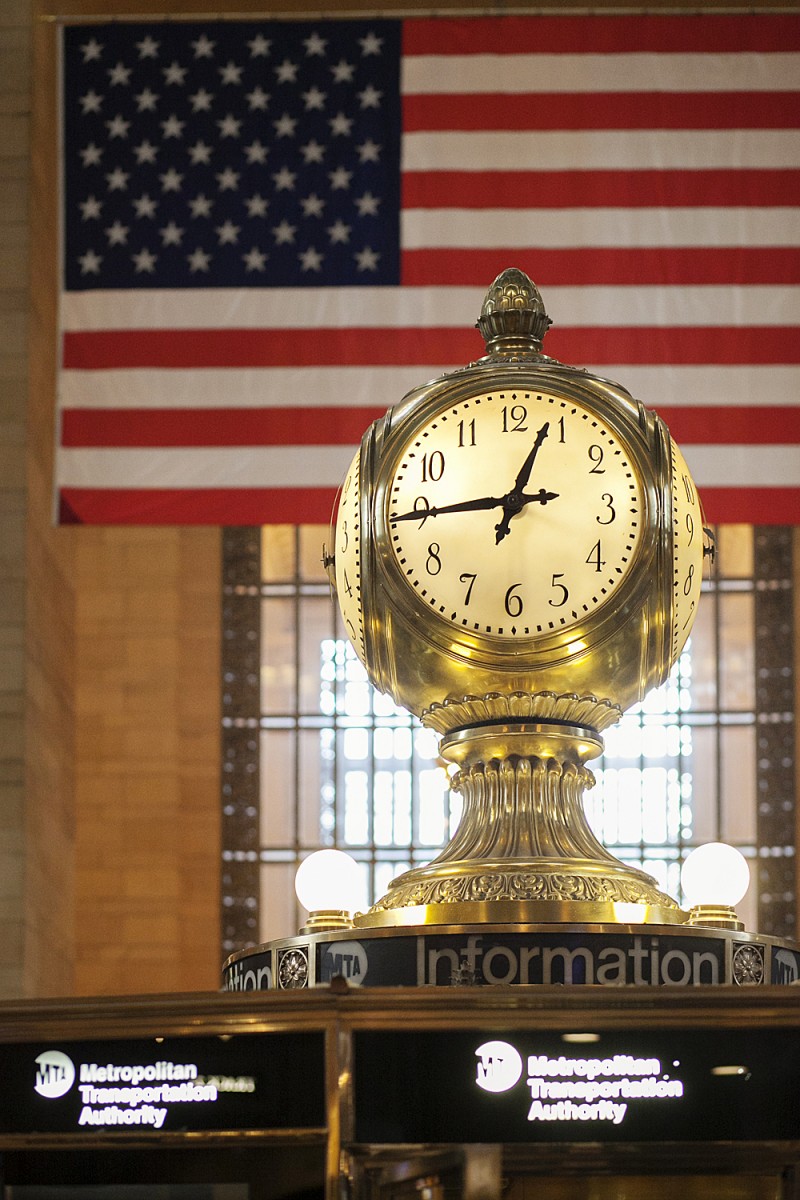  The Grand Central Terminal clock's value is estimated to be between $10 million to $20 million. Its four faces are made of solid opal. It is topped with an acorn, the symbol of the Vanderbilt family. (Deborah Yun/The Epoch Times)