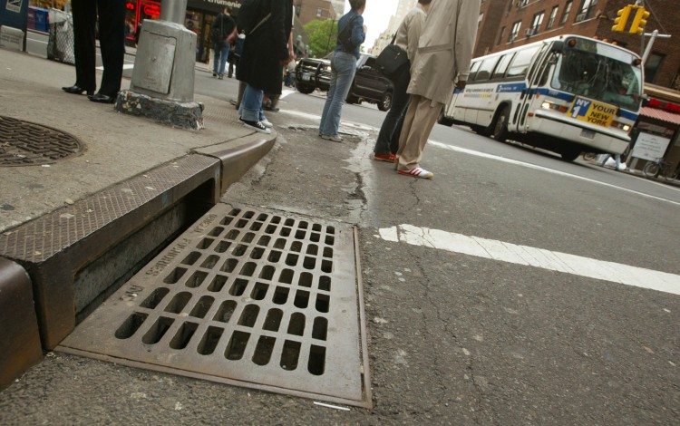 Pedestrians walk through an intersection on May 27, 2003 in New York City. (Chris Hondros/Getty Images)