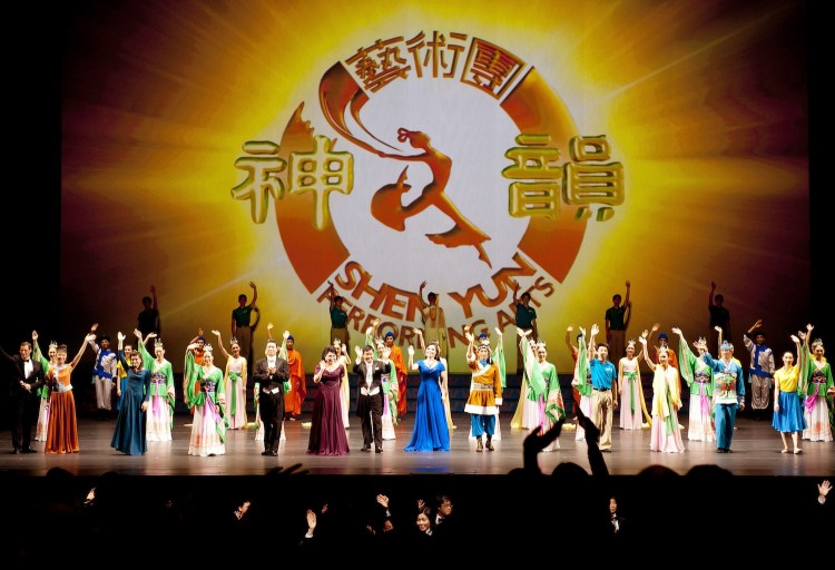 The curtain call of Shen Yun Performing Arts' final performance of its seven show run at Lincoln Center's David H. Koch Theater on Sunday night. (Dai Bing/The Epoch Times)