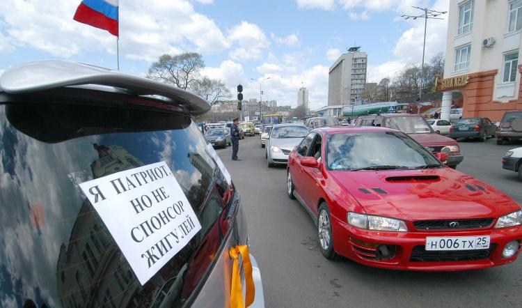 A sign on a car in Vladivostok, Russia, in 2005 protests against a proposal to outlaw right-hand-drive vehicles, nearly all of which are imported to Russia from Japan. The Canadian Automobile Dealers Association wants the government to close a regulatory  (Marina Shatilova/AFP/Getty Images)