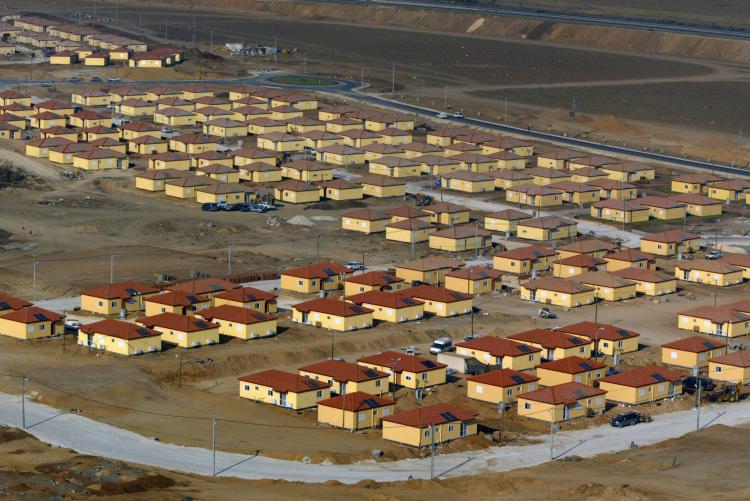 Aerial view of the housing complex of the Israeli city of Nitzan near Ashkelon, where uproot setters  are housed, after the Israeli pullout from Gaza Strip, 03 August 2005. (Eitan Abramovich/Getty Images )