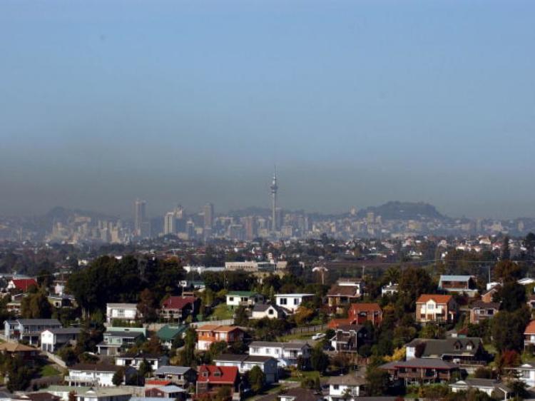 A brown pollution cloud thought to be caused by commuter traffic hangs over Auckland City in this picture taken from Aucklands' North Shore.(Ross Land/Getty Images)