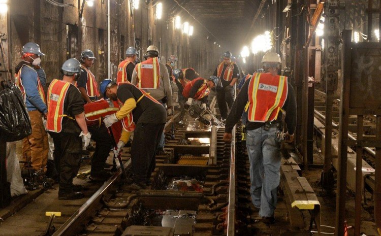  Workers during a weeknight shutdown in April for the FASTRACK maintenance program, which will expand in 2013. (MTA) 