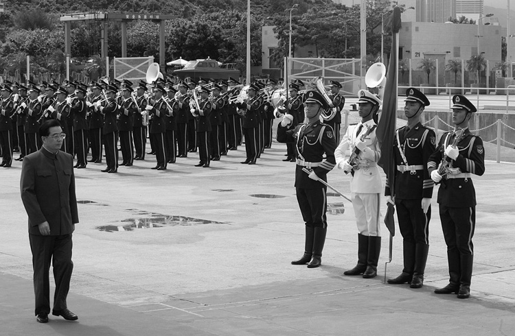 Hu Jintao inspects the People's Liberation Army 