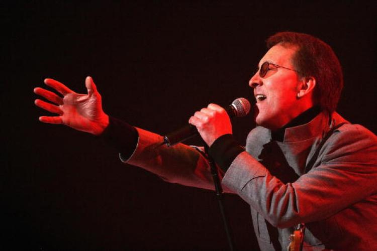 Doug Fieger performs at the Countdown Spectacular 2 at Rod Laver Arena on August 30, 2007 in Melbourne, Australia.  (Kristian Dowling/Getty Images)