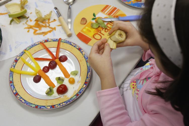 Children make an island scene on their plates out of fruits and vegetables. (Sean Gallup/Getty Images)