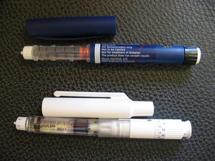 Pre-filled insulin syringe or insulin pen. (PerPlex/Wikimedia Commons)