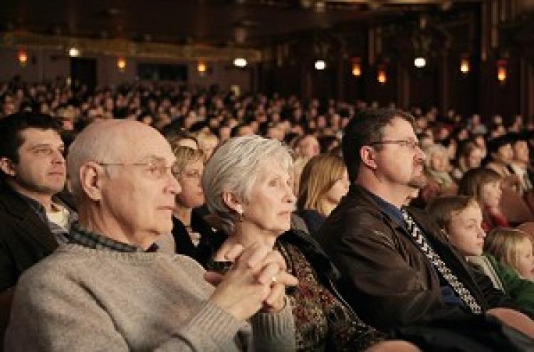 Audience is touched by Divine Performing Arts. (Yi Luoxun/The Epoch Times)