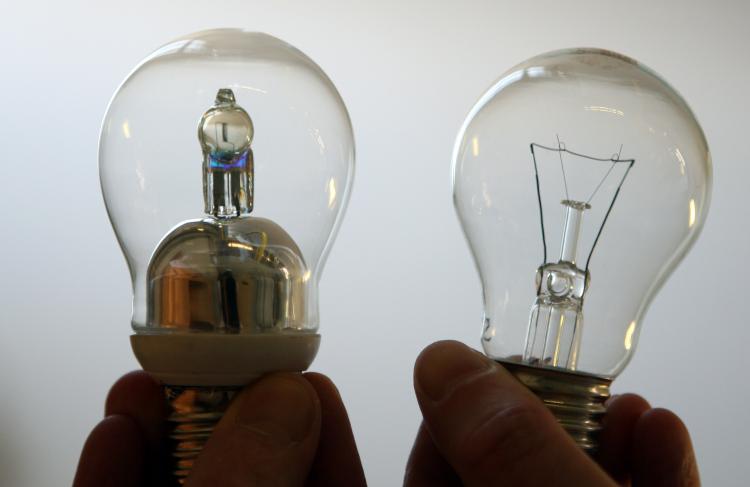 A new designed halogen lamp of Philips (L) and a usual lightbulb. (Patrik Stollarz/Getty Images)
