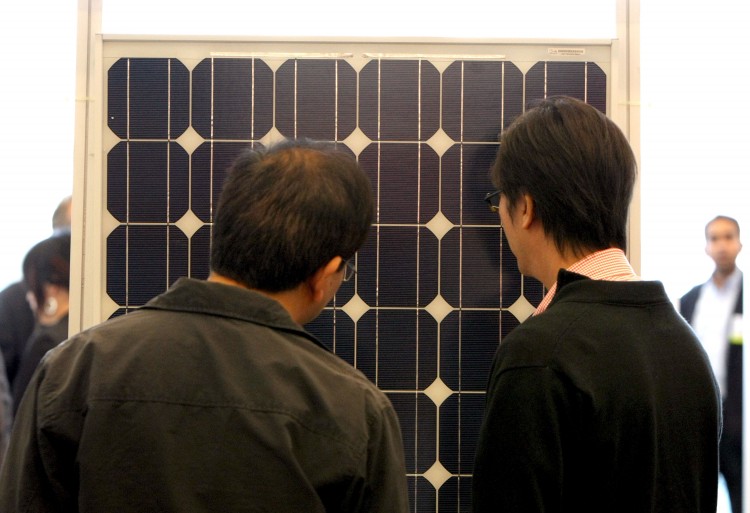 Conference attendees inspect a solar panel in San Francisco, California (file photo). (Getty Images) 