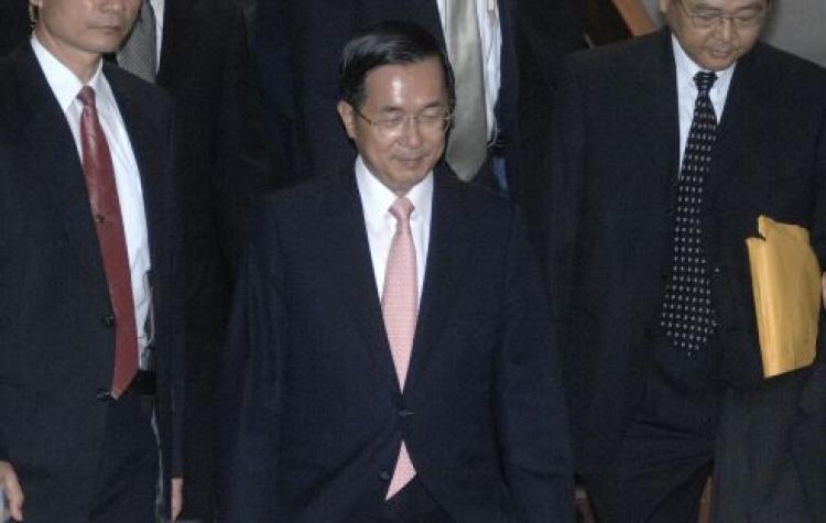 Taiwan's former president Chen Shui-bian (C) is seen at the Taipei District Court on July 21, 2008 after defending himself in a defamation suit (Patrick Lin/AFP/Getty Images)