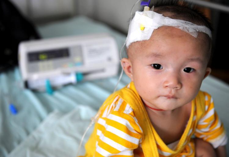 A baby who suffers from kidney stones after drinking tainted milk powder gets IV treatment at a hospital.  (China Photos/Getty Images)