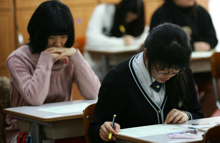 Asian homestay students who come to Canada to attend high school are exposed to major health risks such as smoking, drug use, and early sexual intercourse, says a new study. (Chung Sung-Jun/Getty Images)