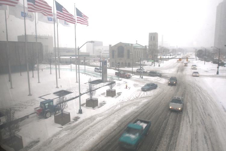 General Motors Corp. during heavy snow December 19, 2008 in Detroit, Michigan. (Spencer Platt/Getty Images)