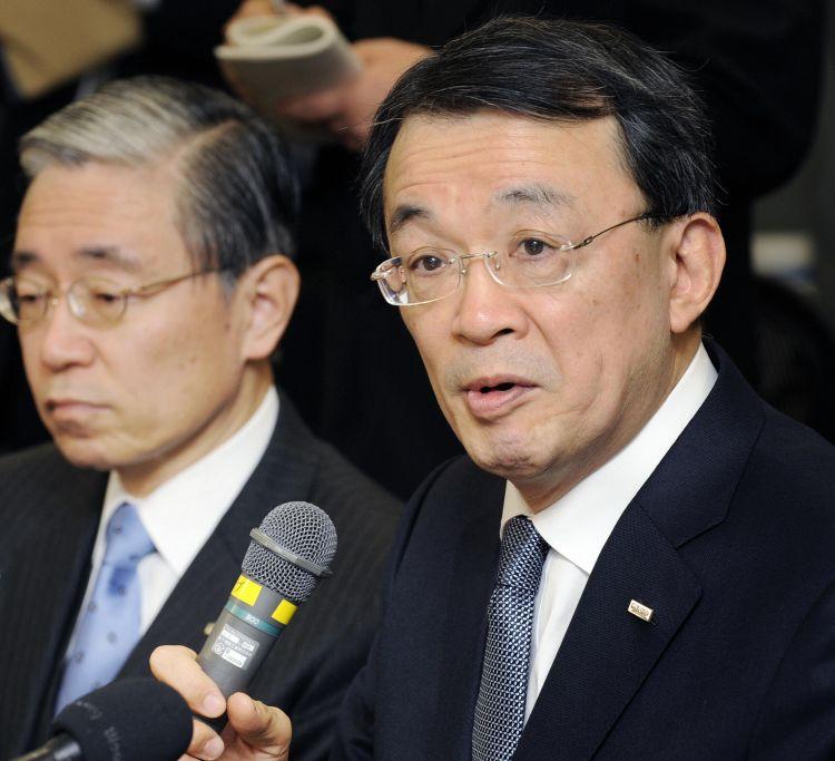 Japanese megabank Mizuho Financial Group Deputy President Takashi Tsukamoto (R), who will succeed to current President Terunobu Maeda (L), answers questions during a press conference in Tokyo on January 16, 2009. (Kazuhiro Nogi/AFP/Getty Images)