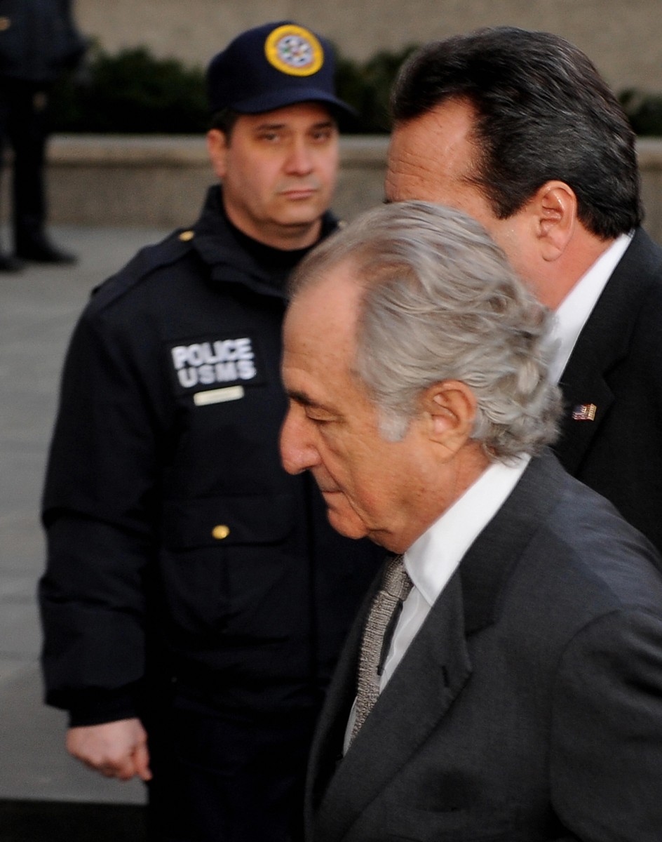Disgraced Wall Street financier Bernard Madoff (C) arrives at a US Federal Court