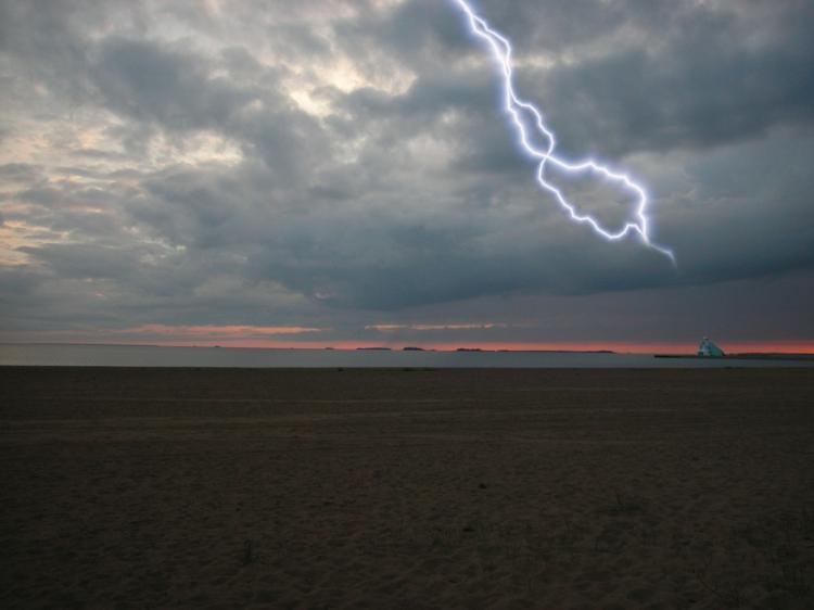 HARNESSING HYGROELECTRICITY: Researchers are finding ways to harness electricity stored in water in the atmosphere as a new energy source and to prevent lightning from striking buildings. (Photos.com)