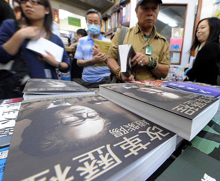 SELLING OUT: People purchase copies of the Chinese edition of the memoirs of deposed leader Zhao Ziyang in Hong Kong. (Mike Clarke/AFP/Getty Images)