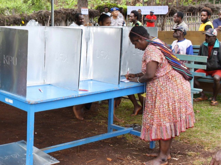 A Papuan woman fills her ballot at a polling center Jayapura, in eastern Papua province, on July 8, 2009.  (STR/AFP/Getty Images)