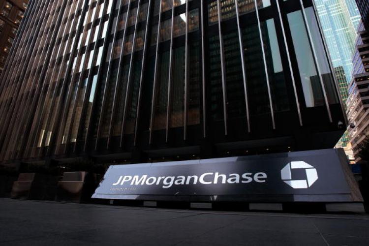 The JP Morgan Chase building is seen March 24, 2008 in New York City. The banking giant posted a $2.7 billion profit in the second quarter on July 16, 2009, a 36% jump from 2008. Revenues were up 39%, at $25.62 billion.  (Chris Hondros/Getty Images)