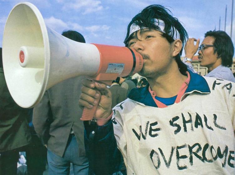 'We shall overcome' - Chinese students chose the English language in 1989 and this theme to better let the world's press know their message of hope. (64memo.com)